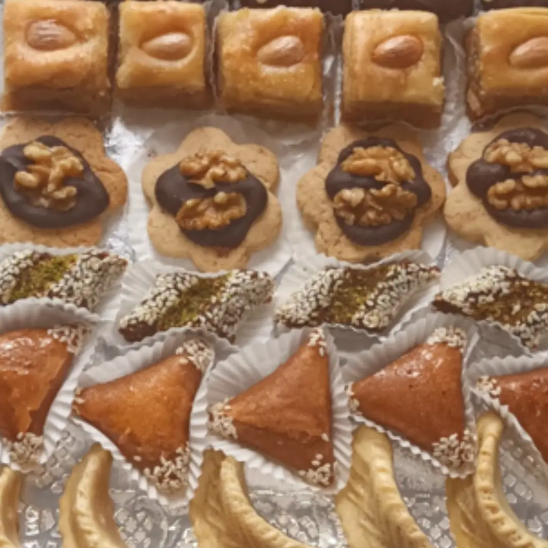 Plateau de pâtisseries orientales aux amandes, figues et dattes
